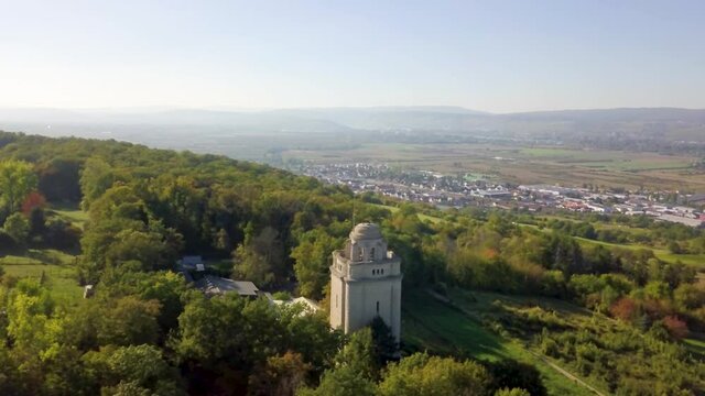 Luftaufnahme Drohnen Panorama der Landschaft des Bismarckturms in Ingelheim mit Weinbergen und Wald im Herbst, Rheinhessen Deutschland	