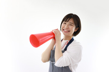 メガホンを持ち声援を送る女性