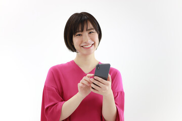 Fototapeta premium スマートフォンを操作する女性