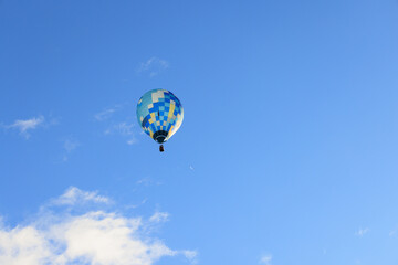 青い空に浮かぶ青い熱気球