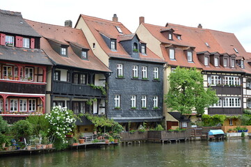 Historische Bauwerke am Fluss Pegnitz in der Altstadt von Bamberg, Franken, Bayern