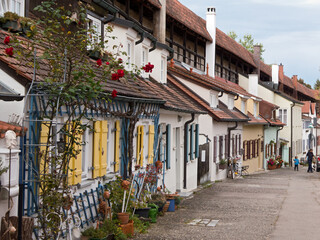 Fototapeta na wymiar historische Häuschen an der Stadtmauer von Nördlingen