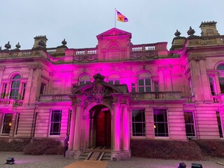 Naklejka premium Large house in Scotland during Christmas illuminated in purple lights