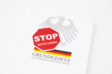 Grundgesetz bitte lesen