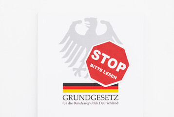 Grundgesetz bitte lesen
