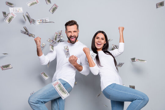 Photo of impressed young brunet couple yell wear white shirt jeans isolated on grey background