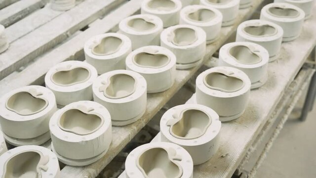 Manufacture of apple-shaped porcelain tableware and other products. There are many plaster molds in the shape of an apple for casting. Professional poring polymer material