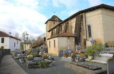 Fototapeta na wymiar cementerio iglesia de espelette lápidas pueblo vasco francés francia 4M0A8420-as21