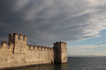 Vista del Castello Scaligero di Sirmione sul lago di garda-The Scaligero Castle on lake garda