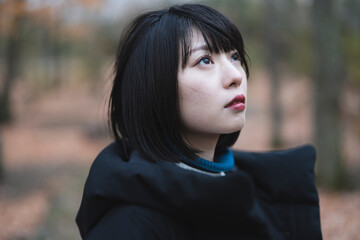 Fototapeta premium 冬の山にいる女性