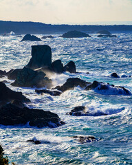 帆掛岩と冬の日本海の波