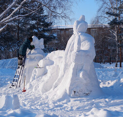 the magic of the hands of the master ... snow figures in the city park