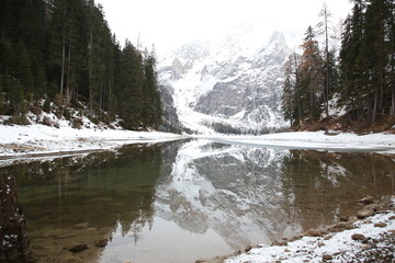 Riflessi sul Lago di braies in Inverno