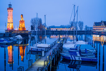 Weihnachtsglanz im Lindauer Hafen zur Blauen Stunde mit Leuchtturm, Löwe und Bootssteg