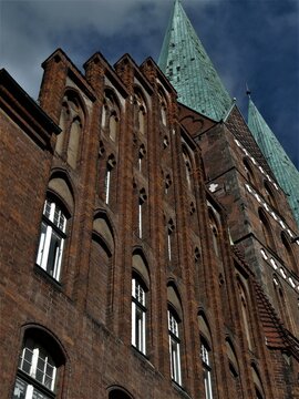 Alter Backsteingiebel mit Türme der Marienkirche in Lübeck an der Trave