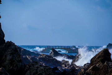弁慶のはさみ岩から眺める佐渡の景勝地千畳敷