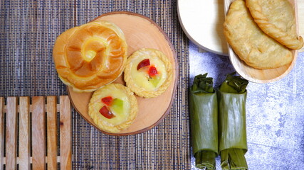 Food Photography, Close up, fruit cake with kitchen utensils neatly arranged and simple which gives an elegant impression, Food and beverages concept. Christmas Concept.