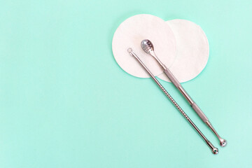 uno spoon for cleansing the face is on a soft turquoise background.