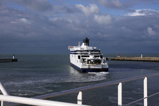 fähre verlässt den hafen von calais