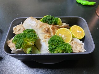 ブリカマ焼きとブロッコリー、すだち弁当