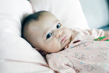 Un bébé de six mois dans son pyjama rose