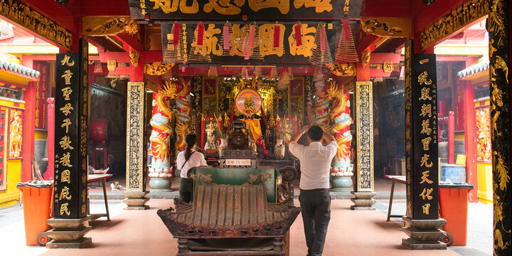 Quan Am Pagoda in Cho Lon District, Saigon, Vietnam　ホーチミン・チョロンの寺院 溫陵會館（オンラン会館）