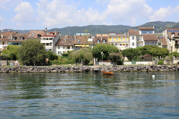 Obraz premium Maisons au bord du lac à Rolle