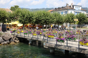 Ponton fleuri sur les quais de Rolle