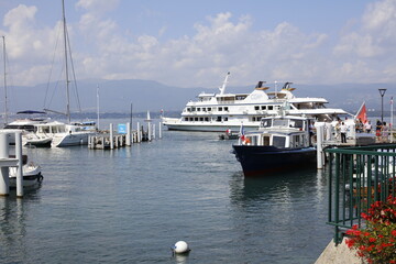 Bateaux de tourisme dans le port d'Yvoire