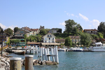 Fototapeta premium Vue générale des maisons surplombant le port d'Yvoire