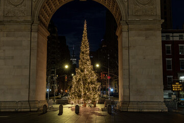 Fototapeta na wymiar The Christmas tree inside the arch at Washington Square Park in New York City. (Photo: Gordon Donovan)