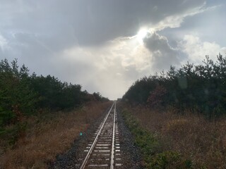 冬空の単線のローカル線