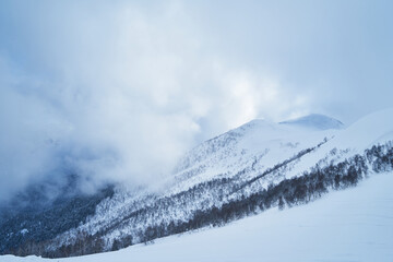 Obraz premium Image of a mountain covered with a snow cloud.