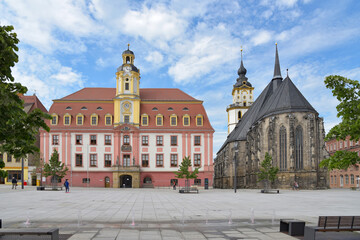 Fototapeta na wymiar Marktplatz mit Rathaus und Stadtkirche St. Marien in Weißenfels