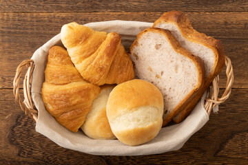 朝食パン(クロワッサン　バーターロール　くるみパン)
