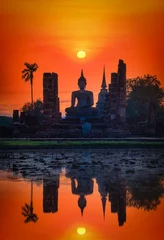 Papier Peint photo Lavable Rouge Grand Bouddha au coucher du soleil dans le temple Wat Mahathat, parc historique de Sukhothai, Thaïlande.