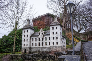 Schlossmodell vor einer historischen Burgruine in Arnsberg im Sauerland
