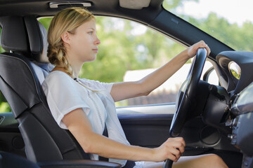 Naklejka premium a young woman is driving