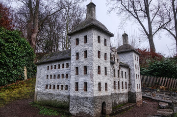 Naklejka premium Schlossmodell vor einer Burgruine in Arnsberg im Sauerland