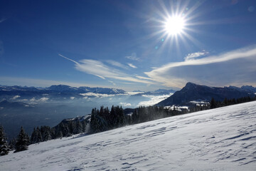 Randonnée en raquettes sur les premières neiges de décembre 2021, sur le plateau du Sornin dans...
