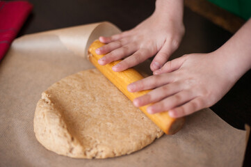 person slicing bread