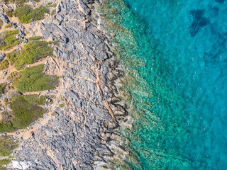 Aufnahme mit einer Drohne von der Mittelmeerküste auf Kreta in Griechenland, Luftaufnahme