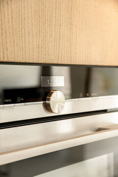 Contemporary oven with chrome details and touchscreen