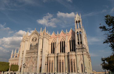 fachada lateral de templo expiatorio en León Guanajuato México, iglesia gótica