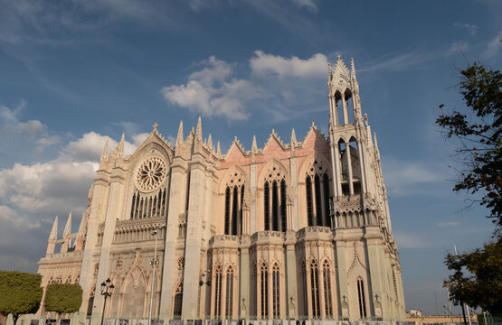 fachada lateral de templo expiatorio en Le&oacute;n Guanajuato M&eacute;xico, iglesia g&oacute;tica