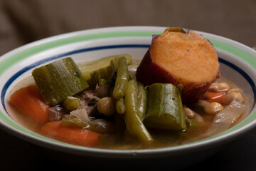Comida Mexicana el cocido de carne de res , verduras legumbres y sabor.