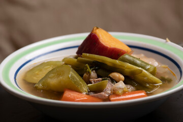 Comida Mexicana el cocido de carne de res , verduras legumbres y sabor.