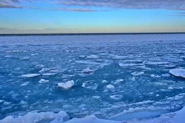 Fototapeta na wymiar Ostseeküste unter Eis und Schnee
