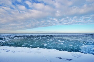 Fototapeta na wymiar Ostseeküste unter Eis und Schnee