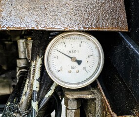 Barometer, pressure measuring device
